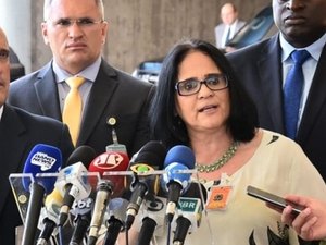 Alvo da Lei Maria da Penha posa ao lado da futura ministra Damares Alves