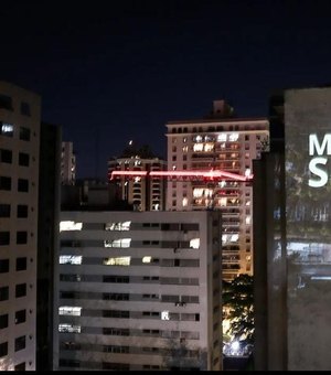 Projeção em prédios de São Paulo denúncia tragédia ambiental em Maceió