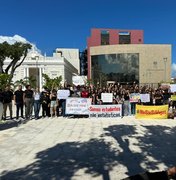 Cibele vai às ruas e defende permanência de 158 alunos da Uncisal