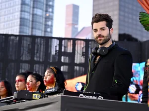 Alok recebe prêmio em Cannes pela atuação junto à causa indígena