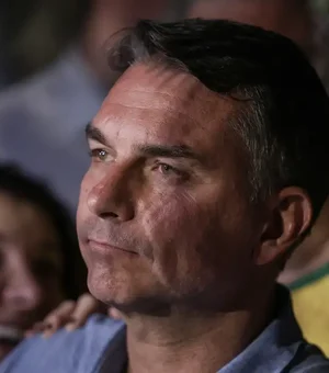 Mendonça multa Flávio por impulsionar post negativo contra Lula