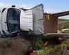 Caminhão carregado de laranjas tomba na AL-105, em Maceió