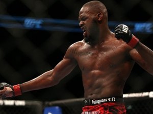 Jon Jones vence em sua volta ao UFC, mas 'recusa' o cinturão interino