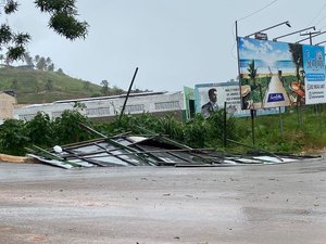 Vento forte derruba outdoor em Maragogi