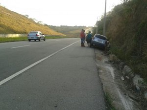 Capotamento deixa quatro pessoas feridas na BR-101