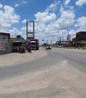 Dupla tenta assaltar comerciante em Arapiraca, mas um acaba atropelado e baleado enquanto o outro consegue fugir