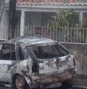Carro e poste ficam destruídos após colisão em Olho D’Água das Flores