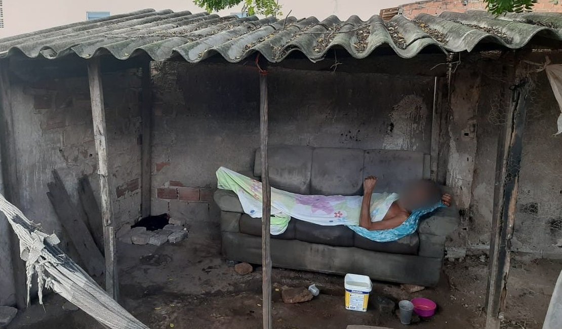 Após denúncia, idoso é resgatado de ambiente insalubre em que era mantido pela família em Arapiraca