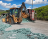 Carreta que transportava vidro tomba e interdita BR-101 em Novo Lino