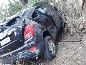 Carro colide em árvore e deixa duas pessoas feridas em Coruripe