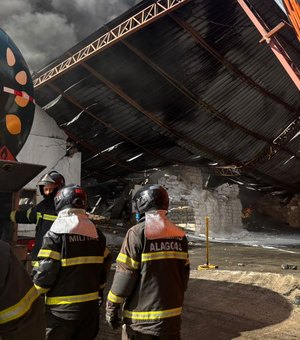 [Vídeo] Após 12 horas de combate, bombeiros apagam incêndio na fábrica de plásticos em Maceió