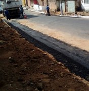 Prefeitura faz manutenção de pavimentação em vias de bairros e zona rural de Arapiraca