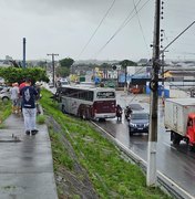 Ônibus colide com poste próximo à antiga rotatória da PRF