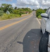 Fisioterapeuta bate carro ao ultrapassar carreta na AL 110 no Povoado Poção, em Arapiraca