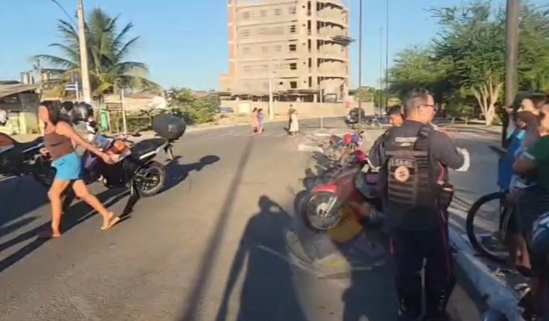 Acidente entre motociclistas no Bosque das Arapiracas deixa vítimas com escoriações
