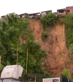 Barreira desaba na Comunidade do Bolão; moradores já haviam sido orientados a deixar o local