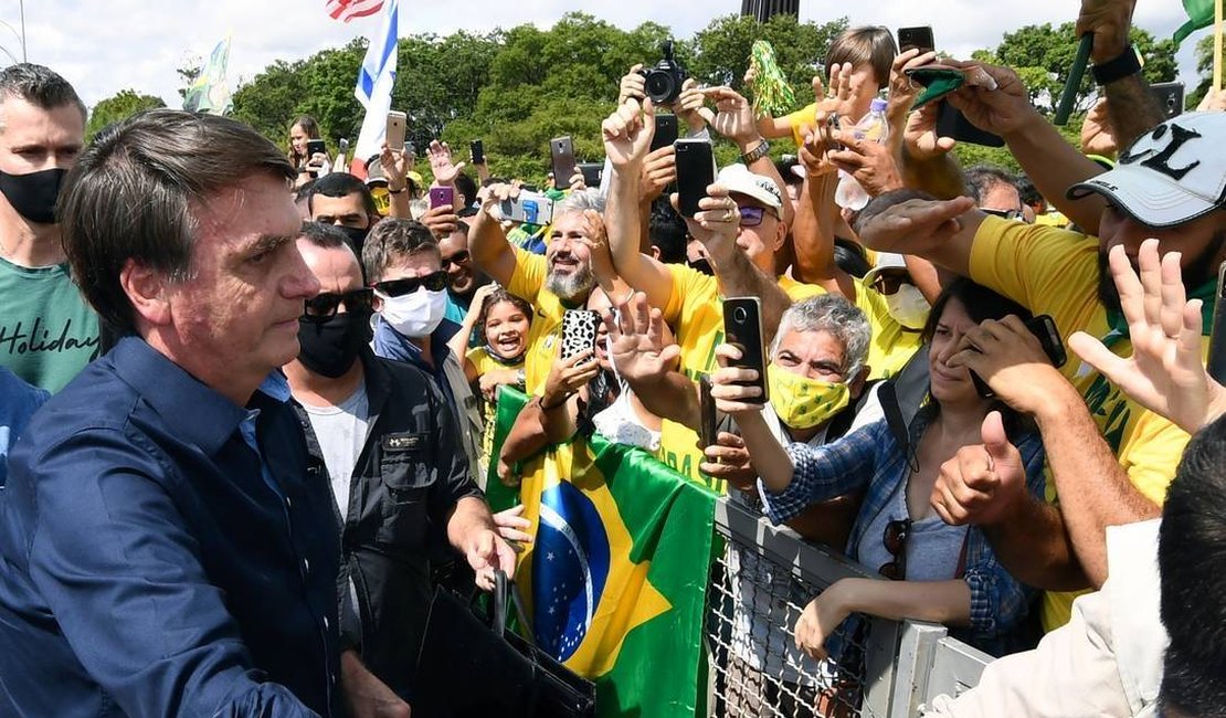 Bolsonaro vai a aglomeração em Brasília, pega criança no colo e rebate STF