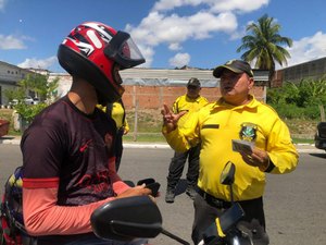 Em blitz educativa, SMTT Arapiraca orienta motociclistas no Centro da cidade