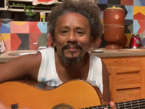 Fã pede que Chico César não cante 'música política' e cantor rebate: 'Não me peça para morrer calado'