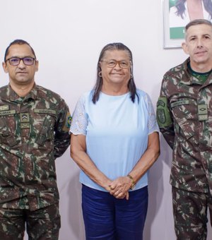 Prefeita Tia Júlia se reúne com representantes do Tiro de Guerra e reafirma apoio à instituição