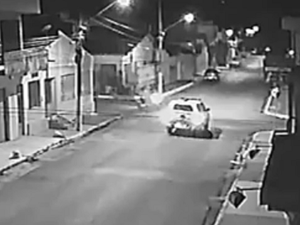 [Vídeo] Entregador de lanche fica ferido após colidir contra viatura da PM em Arapiraca