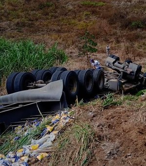 [Vídeo] Caminhão cai em ribanceira na BR-104 e mobiliza equipes de resgate