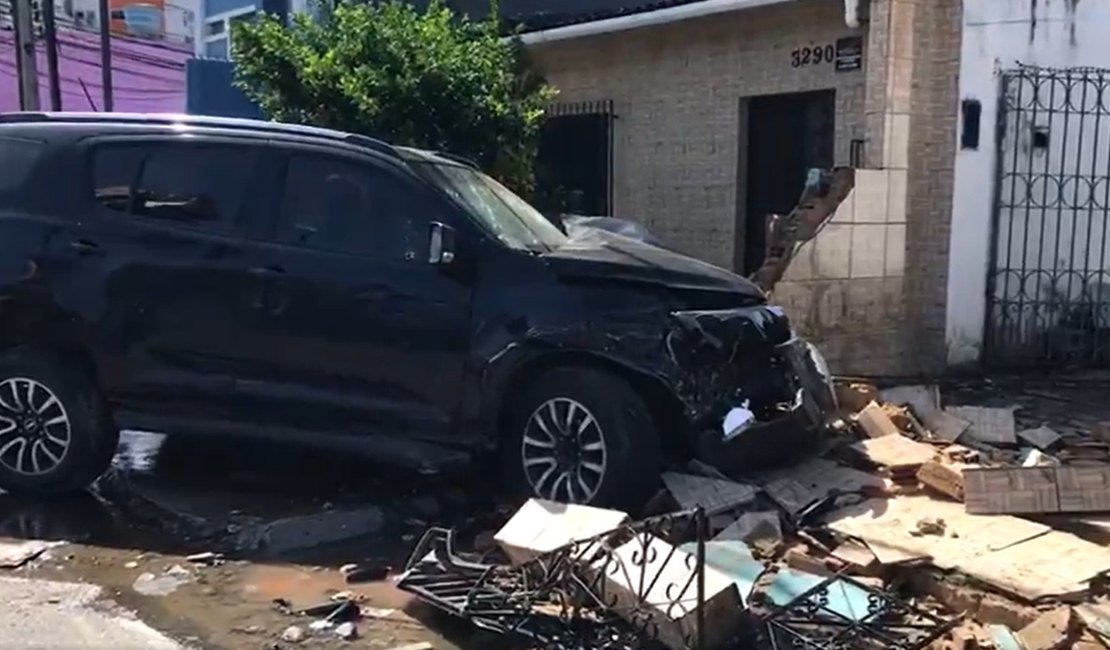 [Vídeo] Acidente envolvendo viatura da polícia deixa feridos e muro destruído na Gustavo Paiva