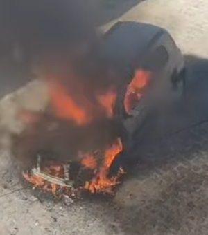 Carro pega fogo e assusta moradores na Antiga Rua da Feira, em Maragogi