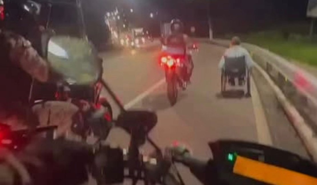 Vídeo mostra PMs ajudando cadeirante em avenida movimentada de Maceió