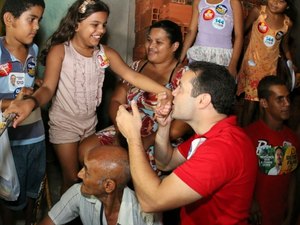 Renan Filho faz corpo a corpo em bairro de Maceió