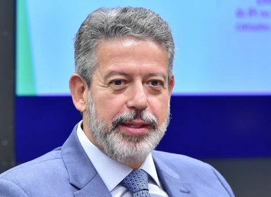 Arthur Lira é destaque em solenidade que sanciona nova isenção do Imposto de Renda