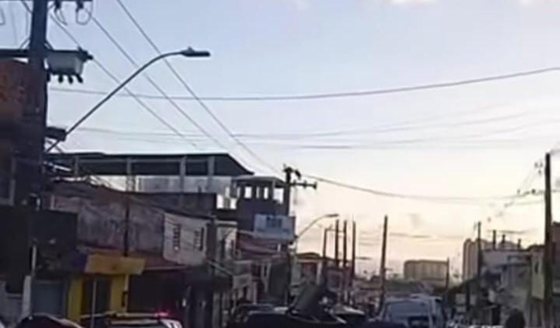 Carro colide com veículo parado e capota no bairro Jacintinho, em Maceió