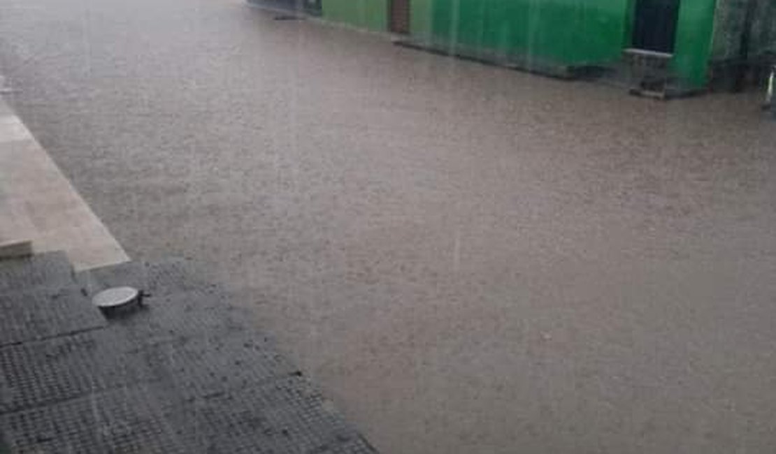 [Vídeo] Chuvas em Matriz do Camaribe provocam alagamentos
