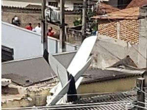 Avião cai no bairro Jardim Montanhês e deixa feridos, em BH