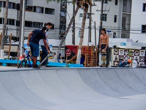 Prefeito entrega praça revitalizada e novo parque na Ponta Verde