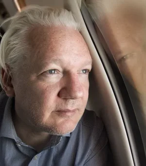 'Julian não estará seguro até pousar na Austrália', diz esposa de Assange