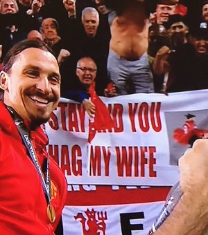 Em faixa, torcedor 'promete' esposa se Ibrahimovic ficar no Manchester United