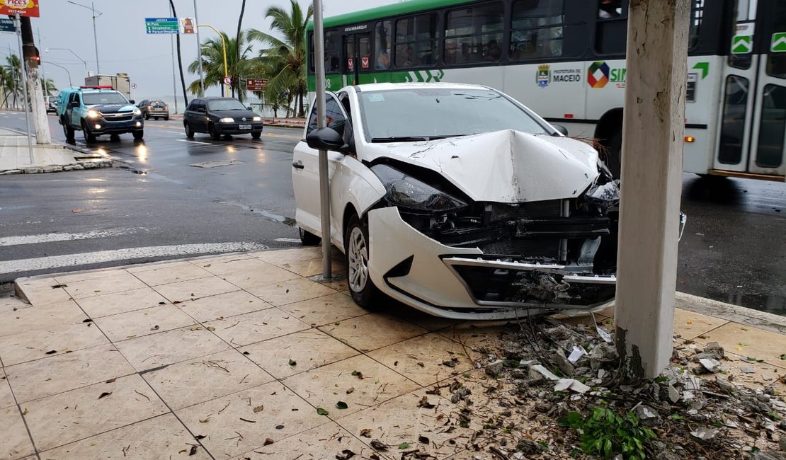 Motorista perde o controle e colide em poste na Ponta Verde
