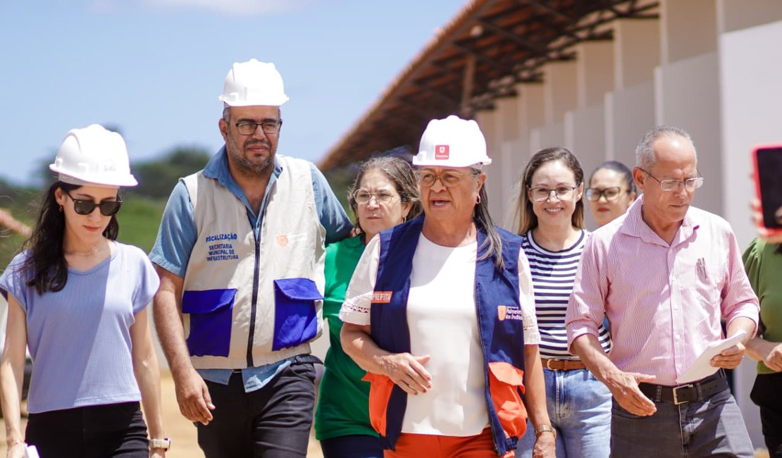 Prefeita Tia Júlia visita obras da nova Escola Municipal Vereador Elói Barbosa