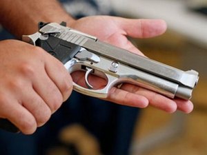 Menor é apreendido e homem é autuado por porte ilegal de ama de fogo