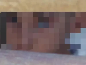 Justiça mantém prisão de mãe e avó acusadas de tortura contra criança autista; menino ficava trancado em canil