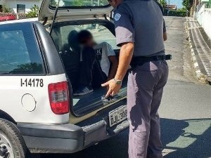 Homem flagra estupro da mãe, quebra braço de suspeito e auxilia PM em prisão