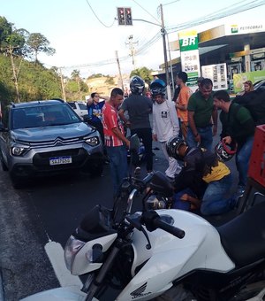 Colisão entre moto e carro deixa homem gravemente ferido em acidente no bairro do Feitosa