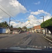 Após acidente, poste fica 'pendurado' e provoca risco ﻿em Passo de Camaragibe
