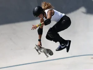 Dora Varella chega perto, mas fica fora do pódio do skate park feminino nas Olimpíadas