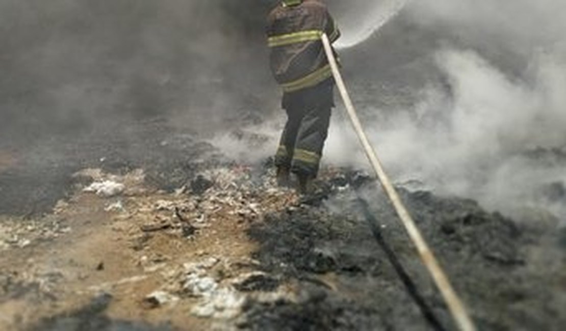 Incêndio destrói barraco e atinge outro na Sururu de Capote, em Maceió