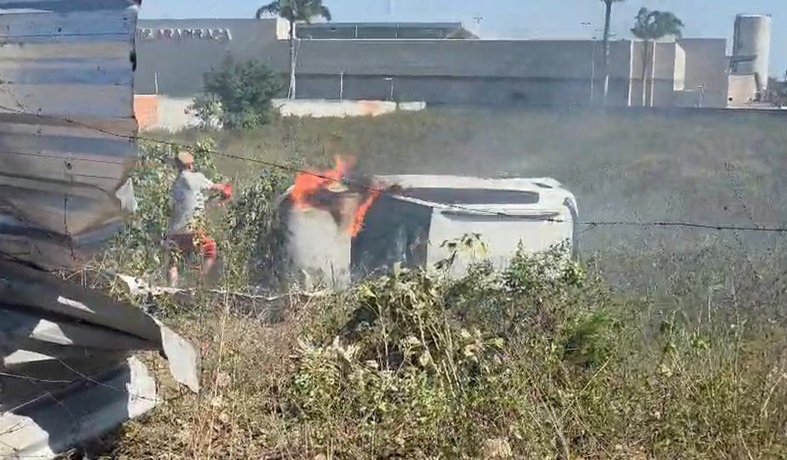 Carro sai da pista, capota e pega fogo após desviar de moto em Arapiraca