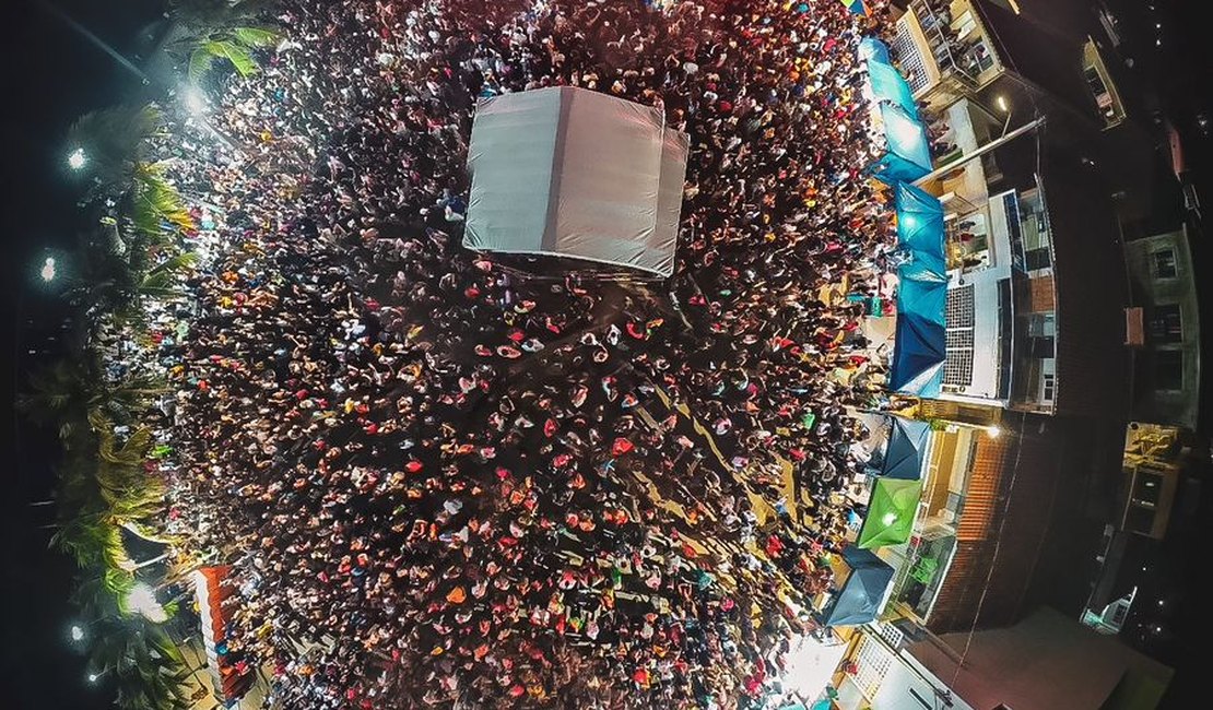 Multidão lota orla da Praia de Japaratinga para acompanhar shows