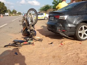 Moto colide contra traseira de carro e idoso fica ferido em Arapiraca