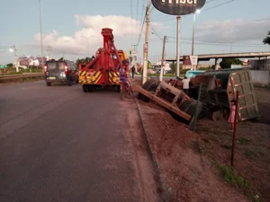 [Vídeo] Caçamba tomba e invade loja as margens da AL-220 após apresentar problema na barra de direção